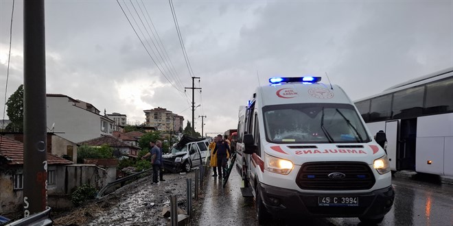 Manisa'da 3 aracın karıştığı kazada 2 kişi öldü