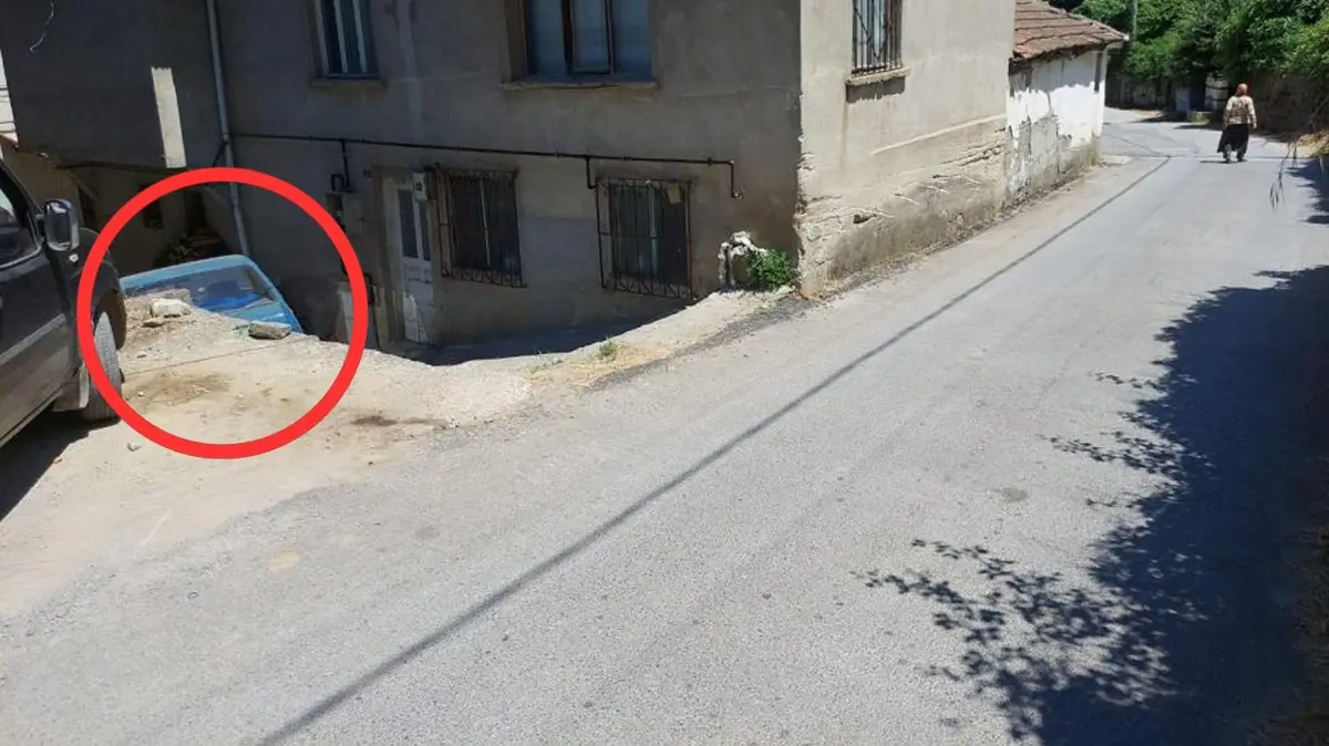 Duvarı yıktı, evlerin arasına düştü! Freni patlayan araçtan yürekleri ağza getiren kaza