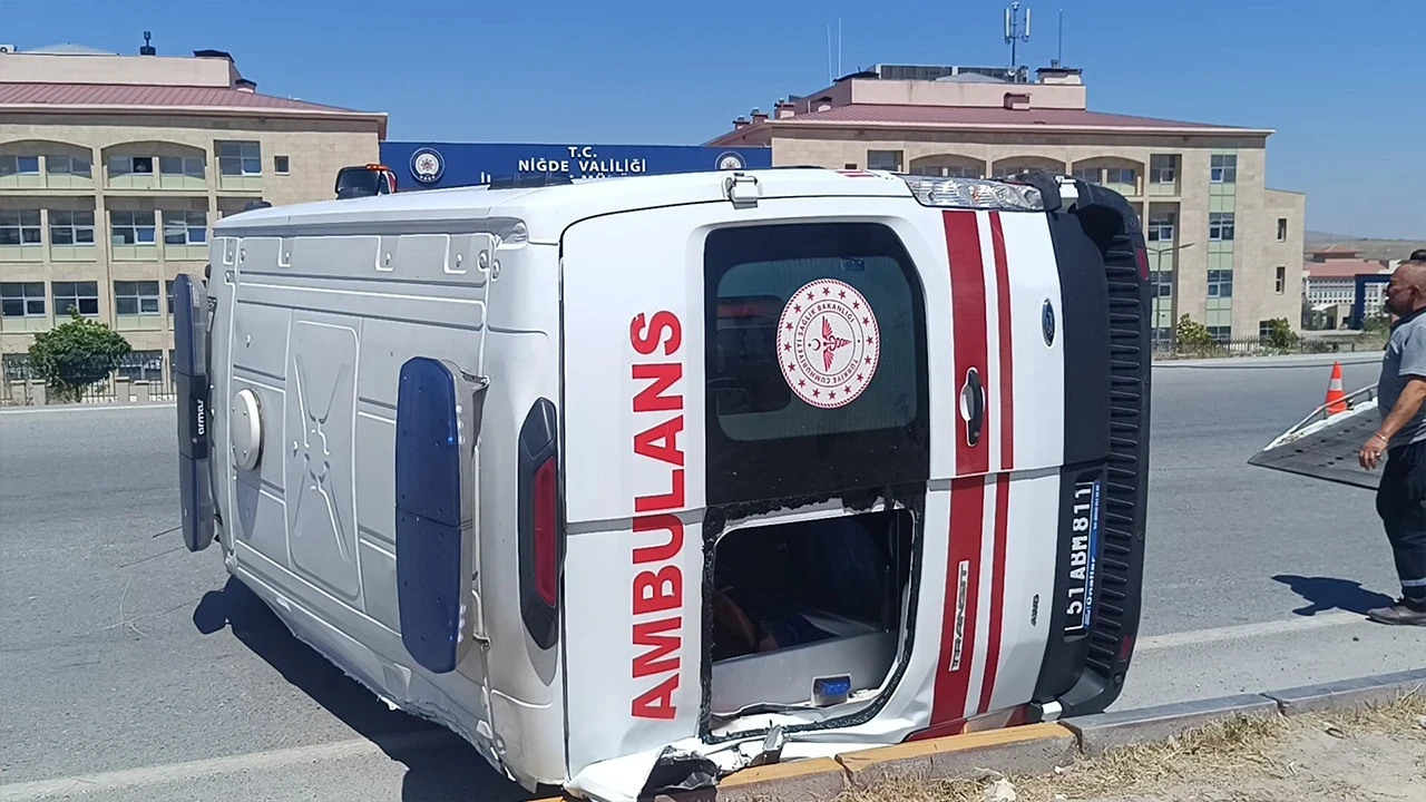 Niğde’de feci kaza: Ambulans ile otomobil çarpıştı! Çok sayıda yaralı var