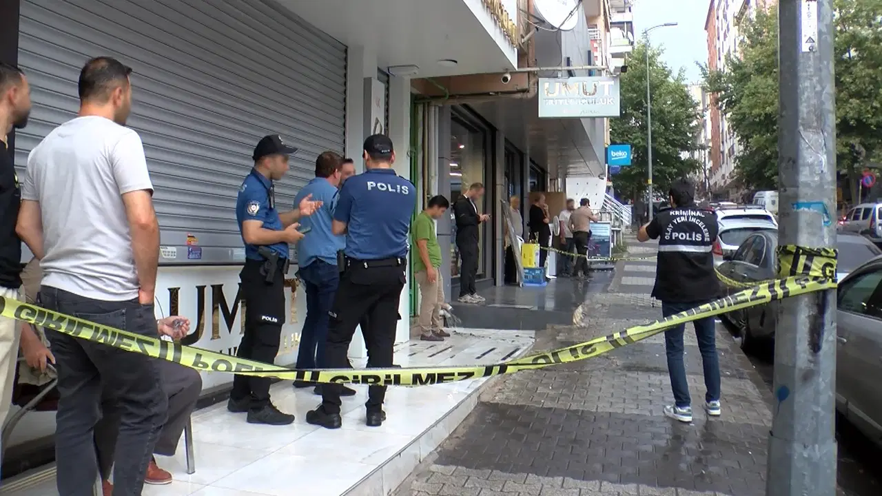 İstanbul Maltepe'de silahlı ve kar maskeli kuyumcu soygunu
