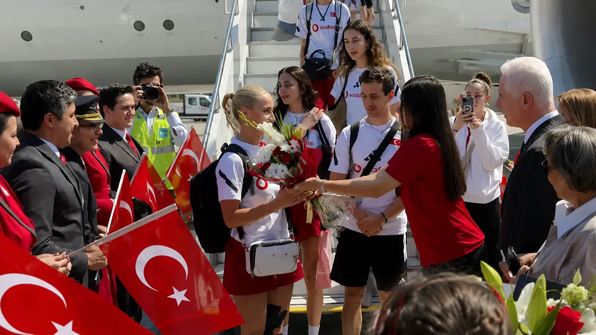 Milletler Ligi şampiyonu Filenin Sultanları yurda döndü! Bakan Bak: 'Sizlerle gurur duyuyoruz'