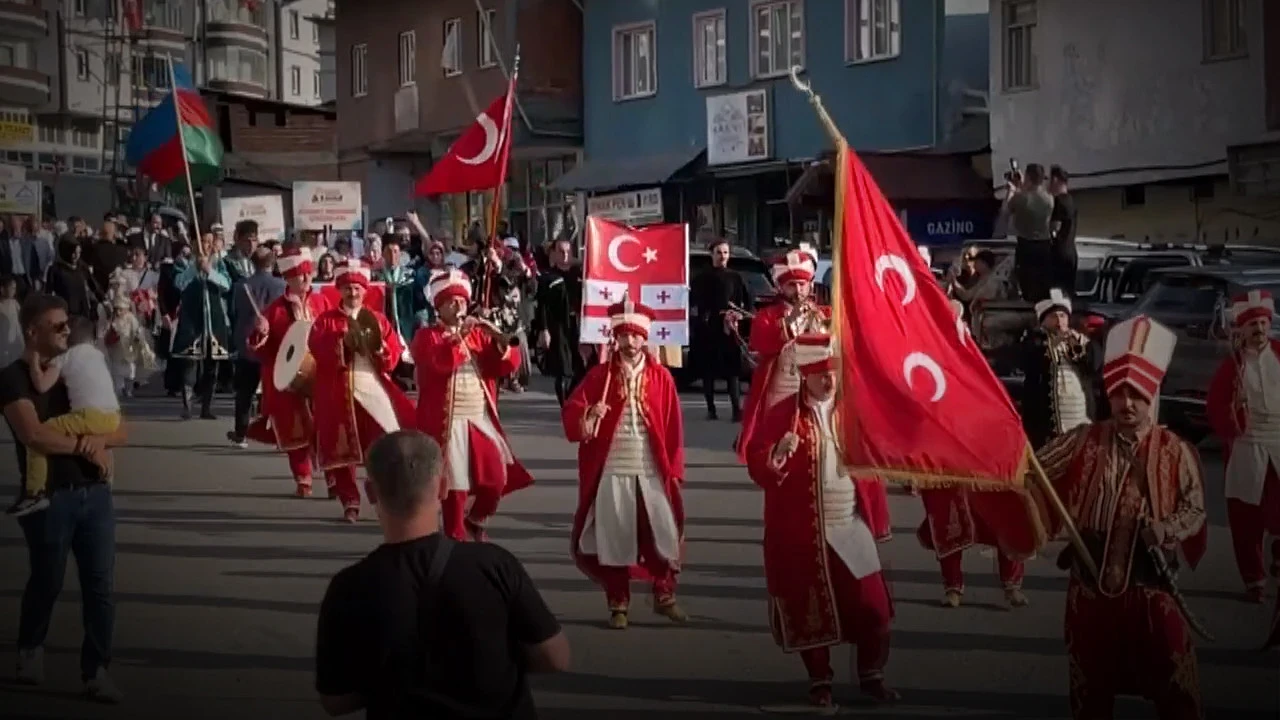 7'den 70'e herkes oradaydı: Artvin'de kortej ve halk oyunlarıyla başladı