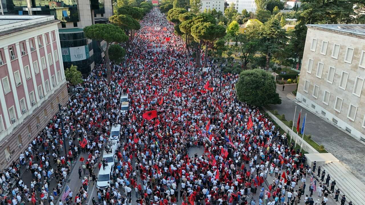 Milyar dolarlık projeye karşı 21 günlük direniş: Göstericiler Tiran sokaklarında