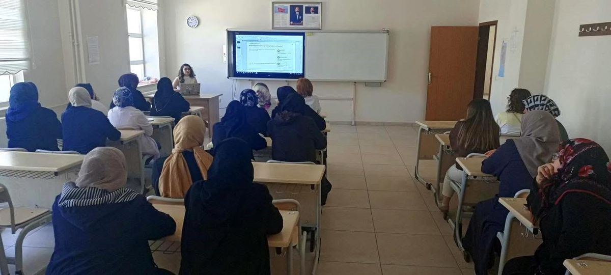 Bayburt'ta HEM kursiyerlerine iletişim becerileri eğitimi verildi