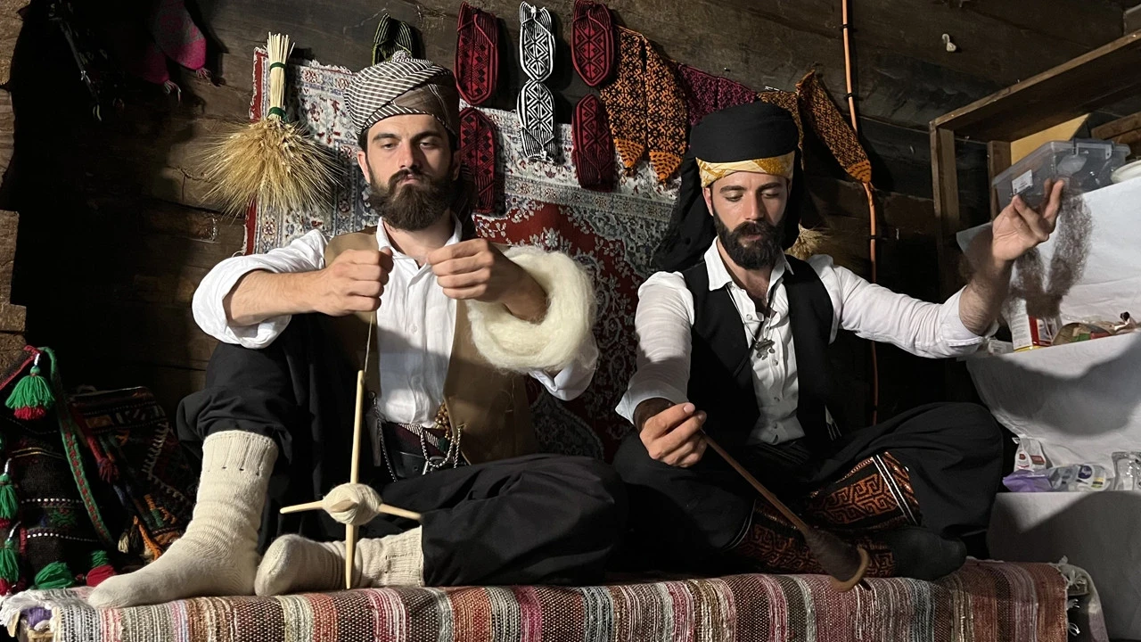 "Erkek adam örmez" dediler: O gizemi çözdü: Hemşin çoraplarındaki şifre şaşırttı