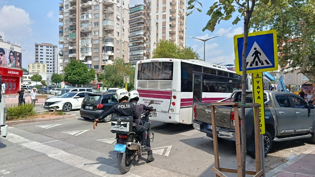 Yaya geçidinden geçerken minibüs çarptı: Hayatını kaybetti