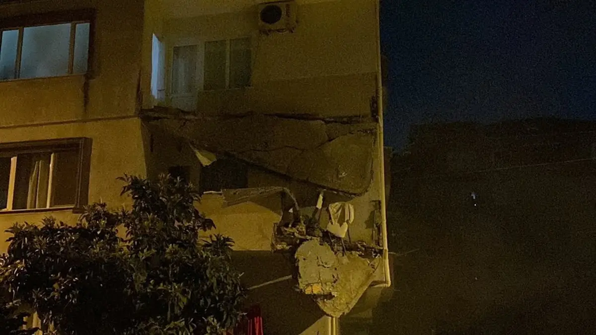 İstanbul'da korkutan görüntü! Apartmanın balkonları bir anda çöktü