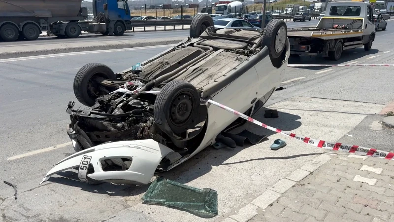 Avcılar'da D-100 Karayolu'nda aydınlatma direğine çarpan otomobil takla attı: 2 yaralı