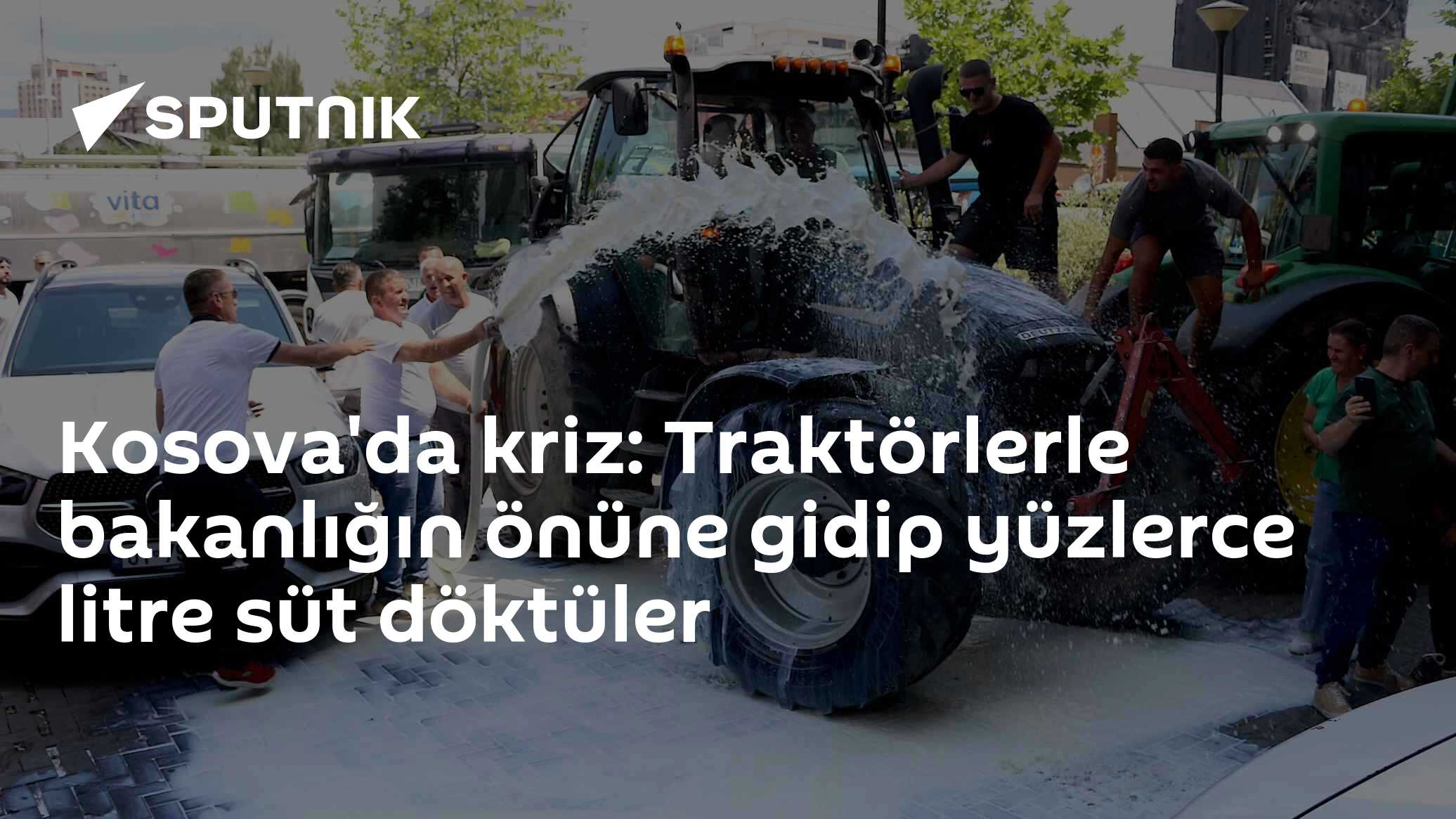 Kosova'da kriz: Traktörlerle bakanlığın önüne gidip yüzlerce litre süt döktüler