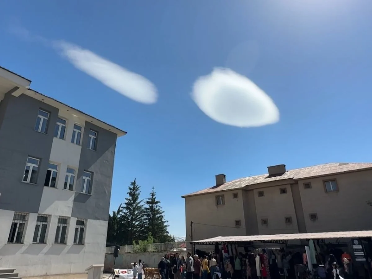 Hakkari'de UFO'ya benzetilen bulutlar şaşkınlık yarattı