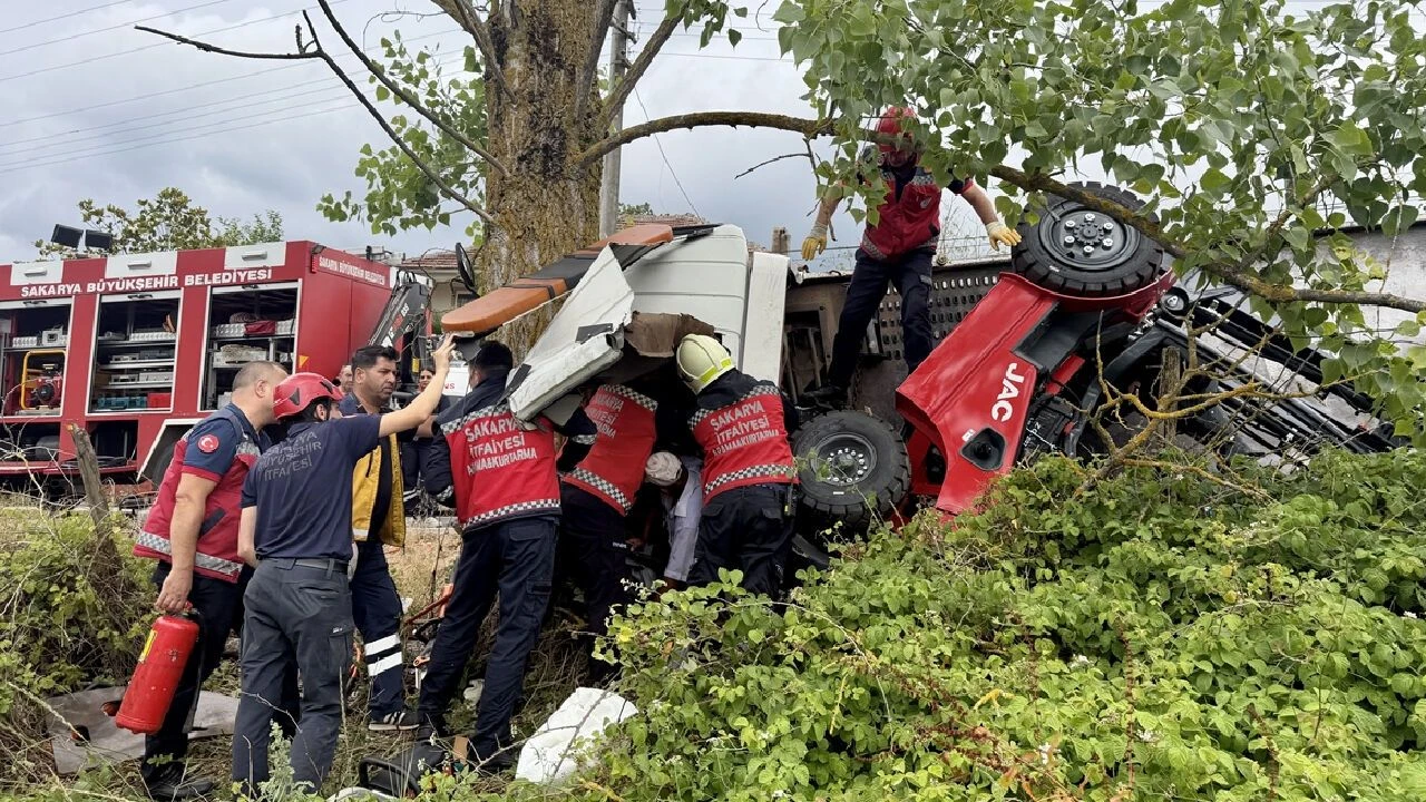 Devrilen çekicide sıkışan sürücü itfaiye ekiplerince kurtarıldı