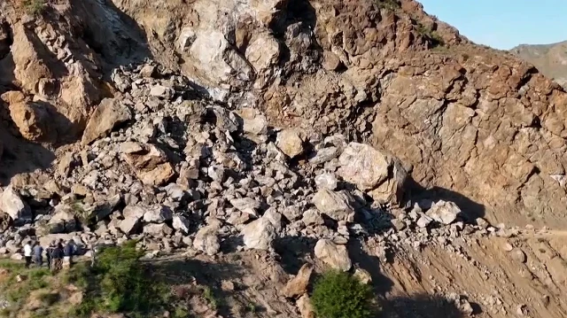 Erzurum'da dev kayalar yolu kapattı