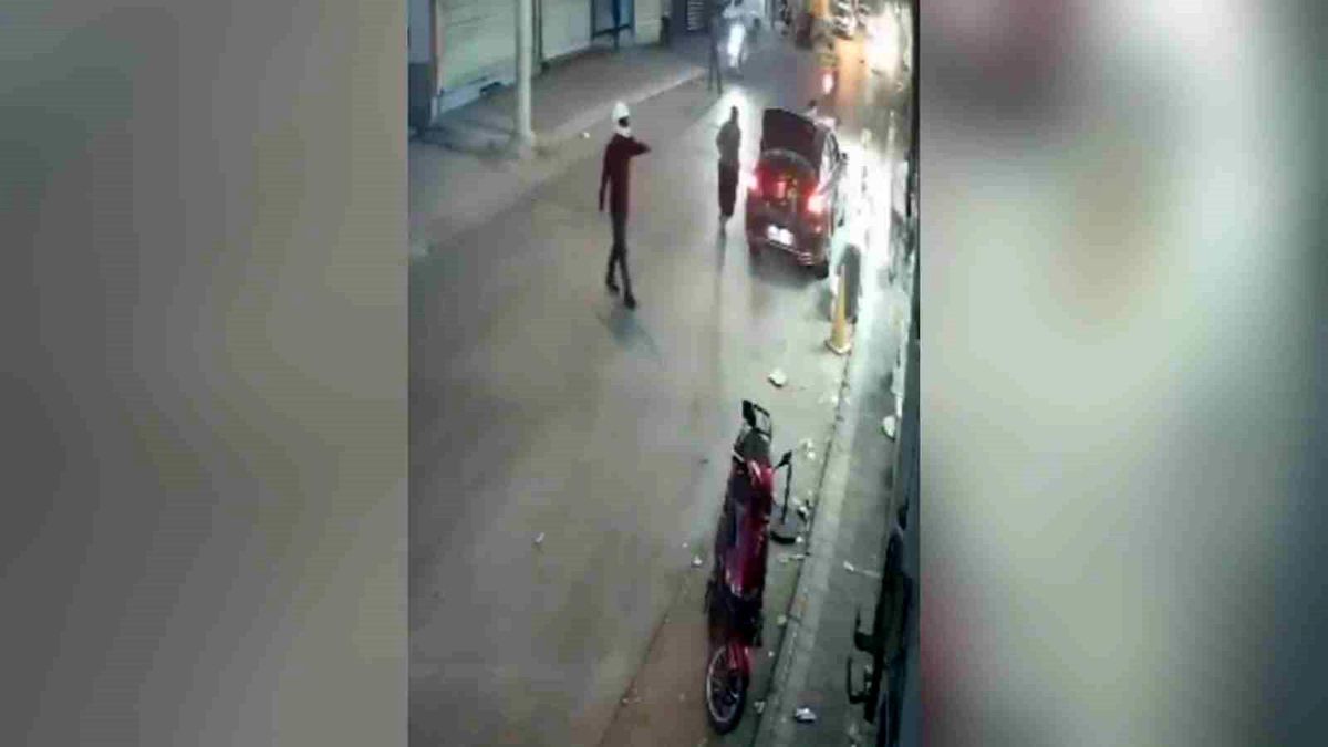 Kasklı saldırgan iş yerini kurşunladı: 1 yaralı