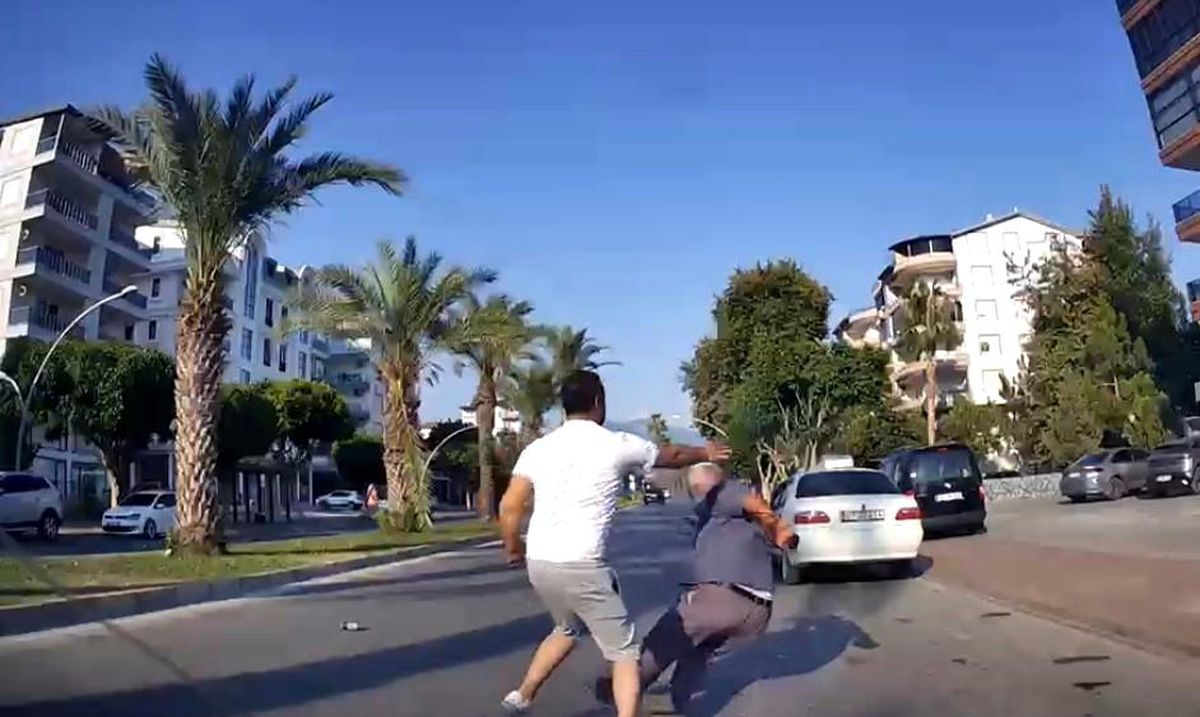 Yaşlı adamın yere düştüğü yumruklu trafik kavgasının yeni görüntüleri ortaya çıktı