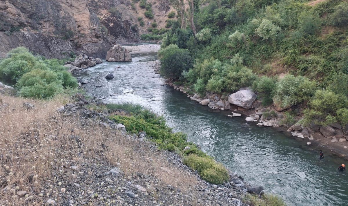 Bitlis'te dereye giren 3 kardeşten 1'i boğuldu, 1'i kayboldu