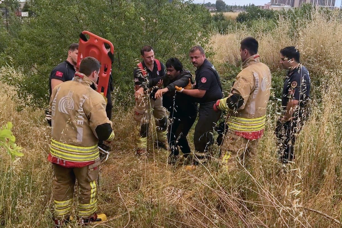 Edirne'de çukura düşen düzensiz göçmen itfaiye ekiplerince kurtarıldı