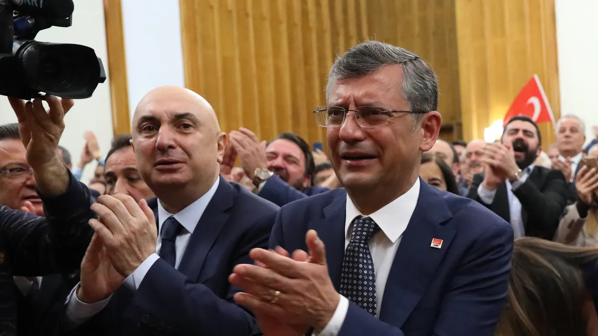 CHP'de değişmeyen manzara! Ağlayan delegeler, alkışlar, vedalar…