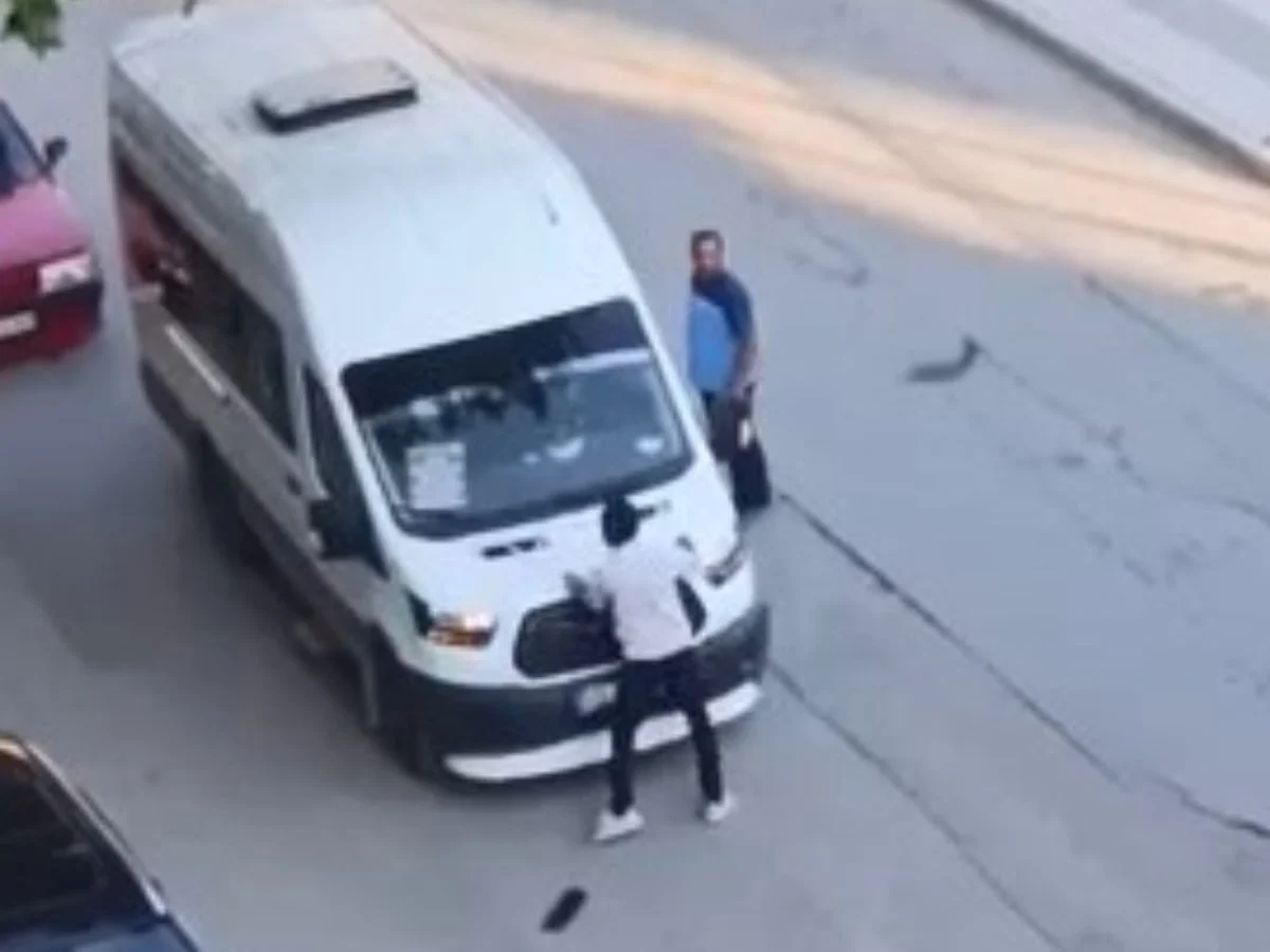 Elazığ'da önü kesilen minibüsün kaputu yumruklandı
