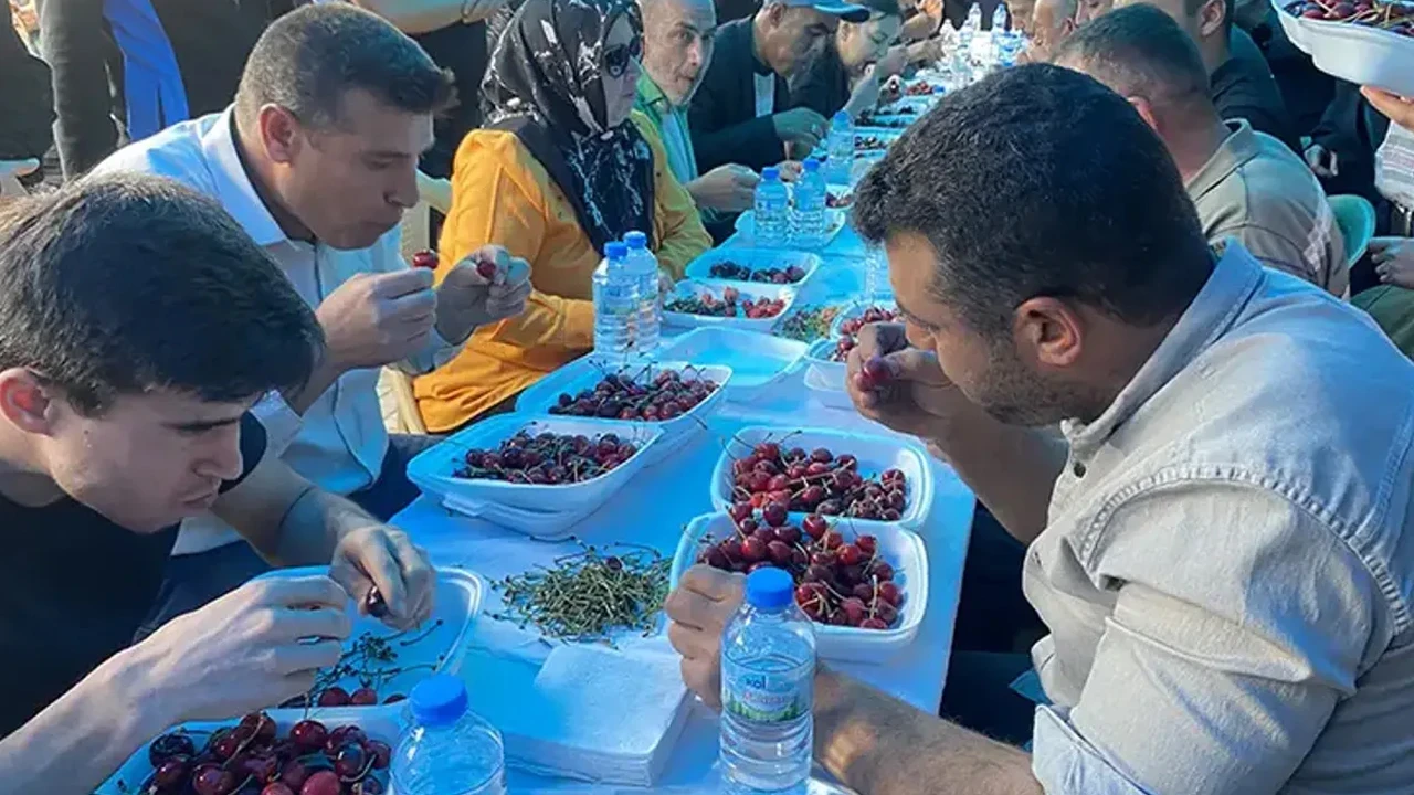 Manisa'da inanılmaz kiraz yeme yarışması: 5 dakikada yaklaşık 1.5 kilo kiraz tüketti