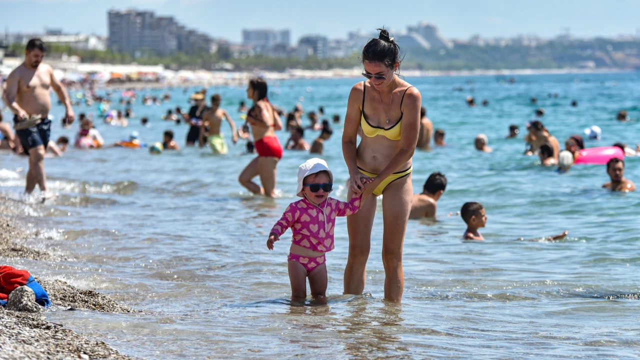 Antalya'da hava 40, deniz 30 dereceye ulaştı