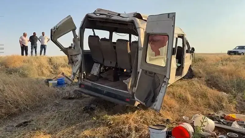 Tarım işçilerini taşıyan minibüs şarampole devrildi; 22 yaralı
