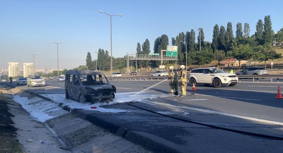 Esenyurt TEM Otoyolu'nda hafif ticari araç alev alev yandı
