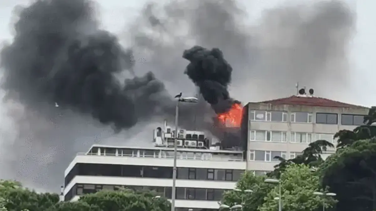 Beyoğlu'nda 5 katlı binanın çatı katında yangın