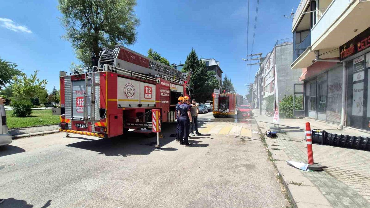 Eskişehir'de iş yerinde yangın: 6 kişi dumandan etkilendi, itfaiye erine ayranlı müdahale