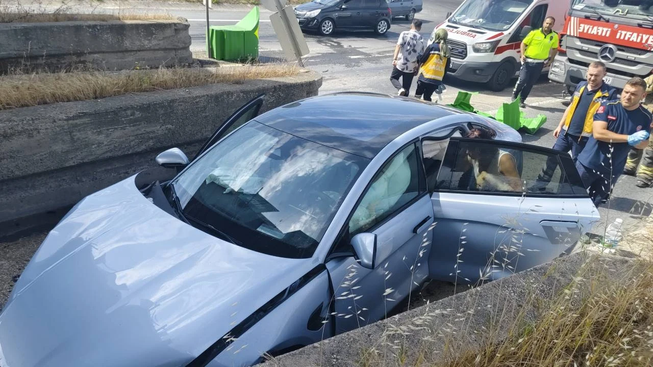 Silivri’de otomobil gişelere çarptı: 2 yaralı