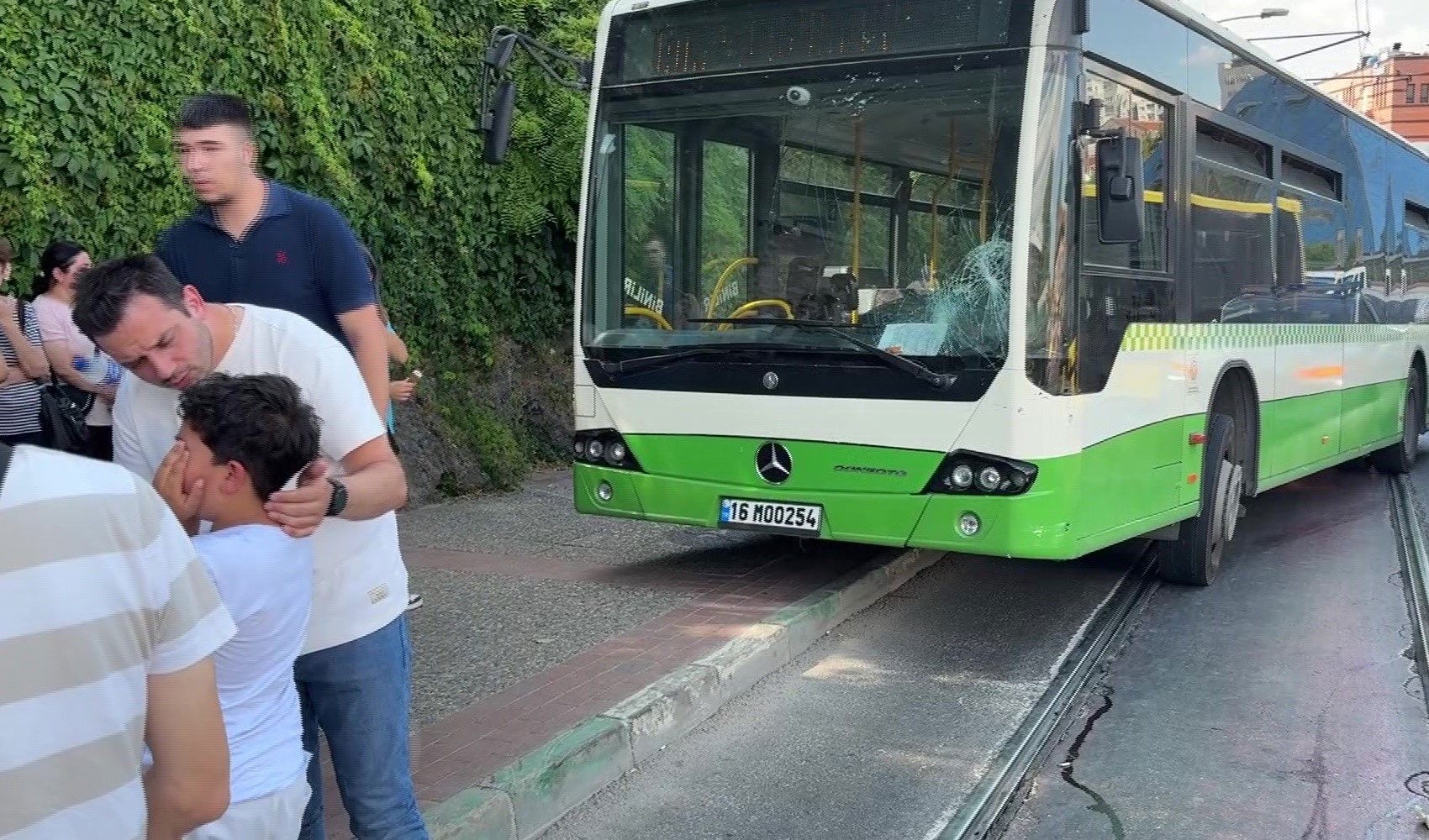 Bursa'da anne ve bebeğine otobüs çarptı
