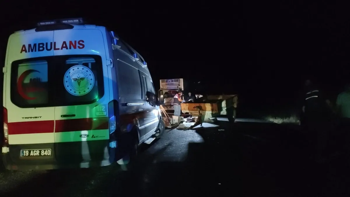 Kamyon ile traktör çarpıştı: 1 ölü, 2 yaralı