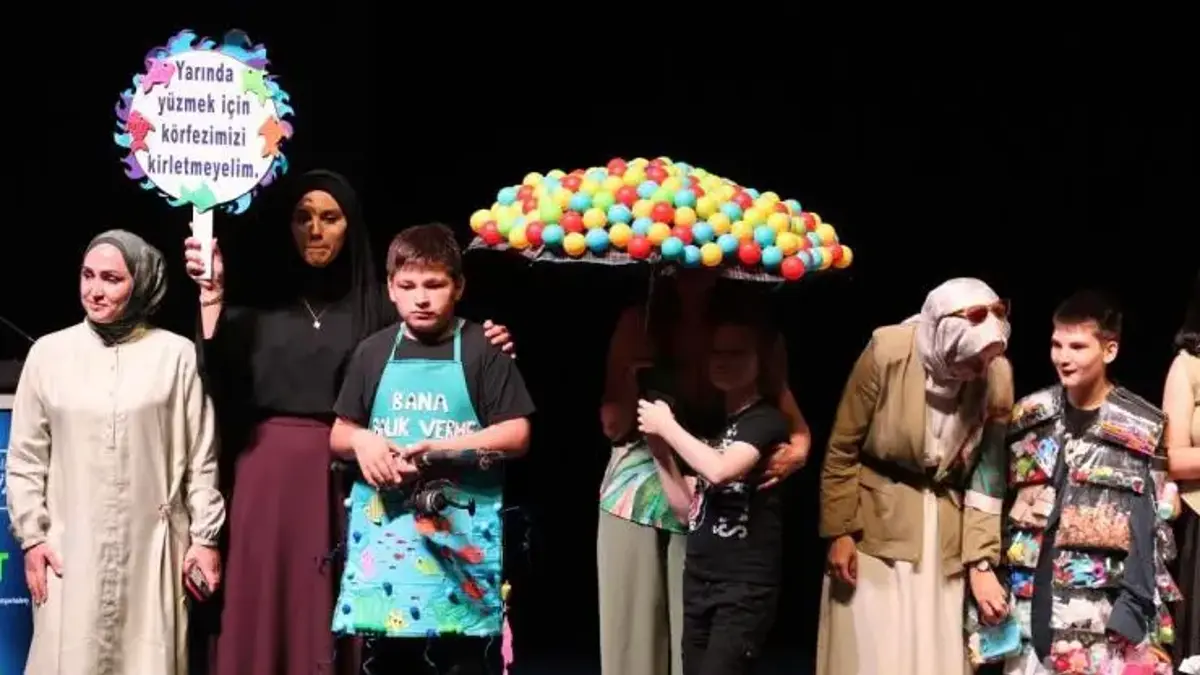Atıklar defileyle sahneye taşındı! 6 bin 600 kilogram pil geri dönüşüme kazandırıldı