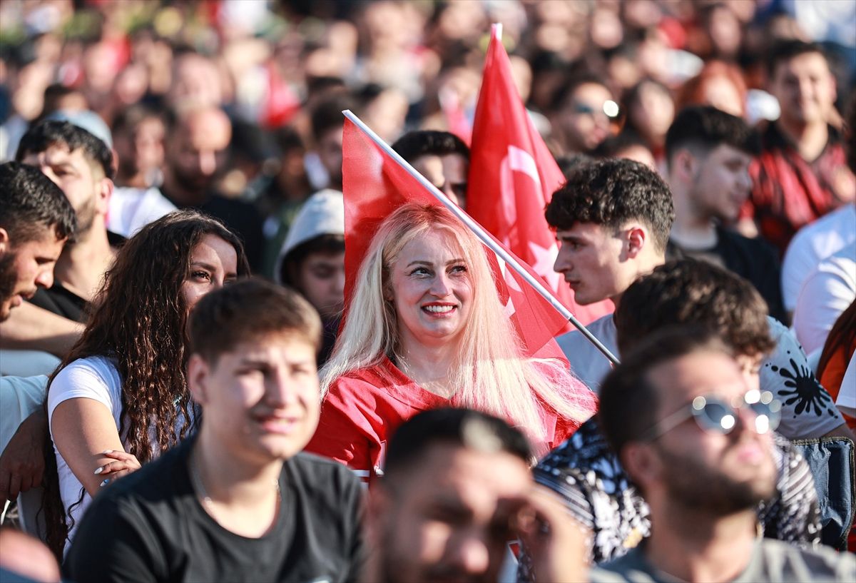Adana ve çevre illerde A Milli Futbol Takımı'nın maçı dev ekrandan izlendi