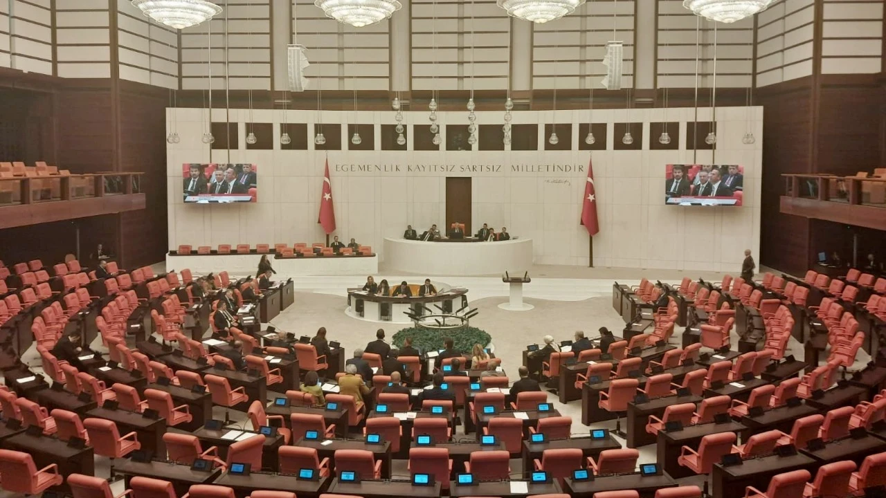 Üniversiteden atılanlara af geliyor