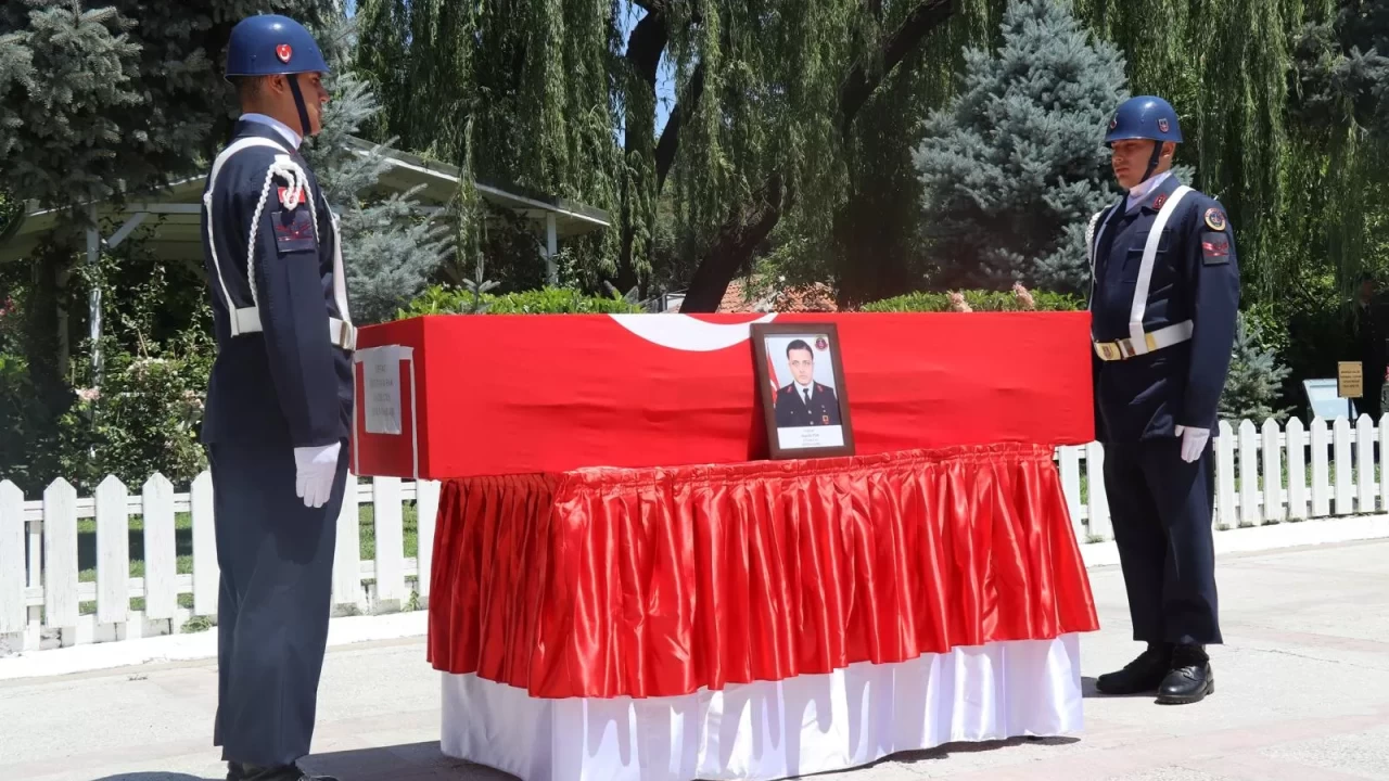 Manisa'da trafik kazasında hayatını kaybeden Uzman Çavuş Mustafa Pak, Erzincan'a uğurlandı