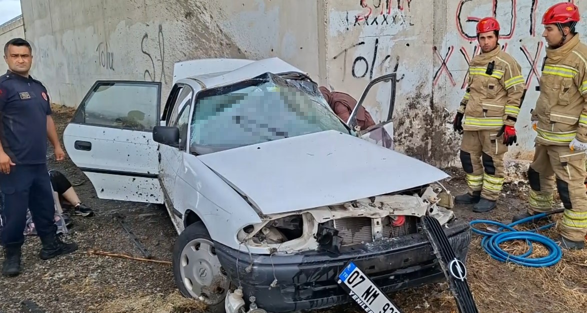 Bursa'da feci kazada 3 kişi öldü. Otomobil köprü altındaki beton duvara çarptı