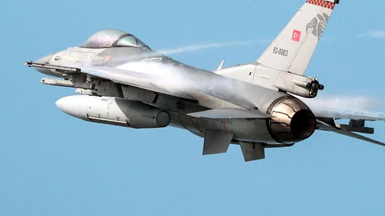 Yolcu uçağı 'kaçırılma' ilanı verdi: Türk F-16'ları havalandı