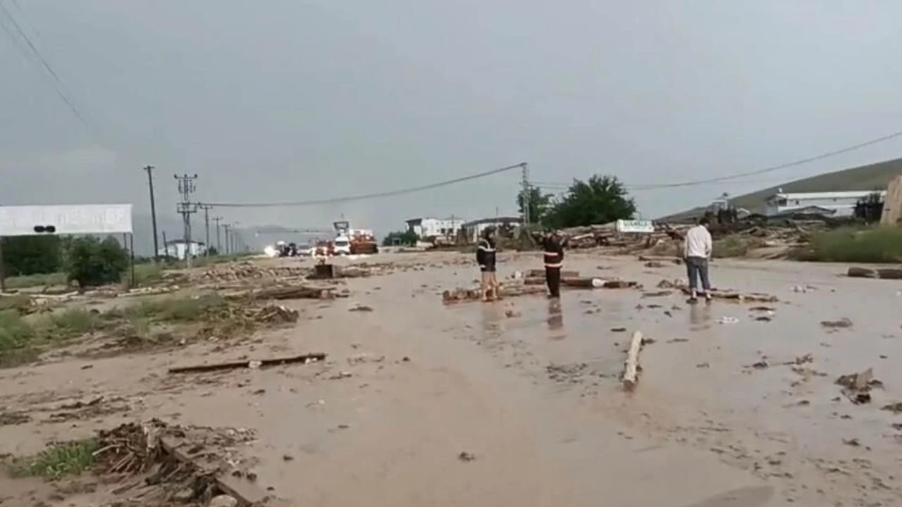 Elazığ-Tunceli yolu sel nedeniyle ulaşıma kapandı