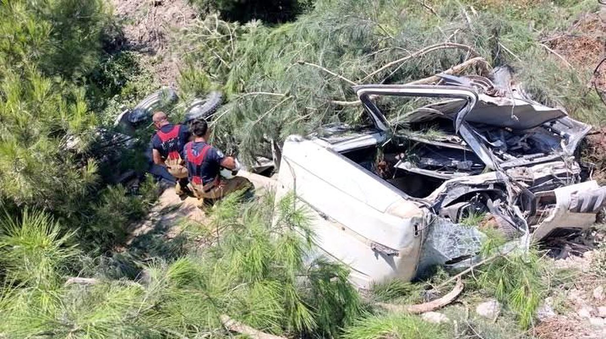Antakya'da hurdaya dönen kamyonun sürücüsü yaralandı