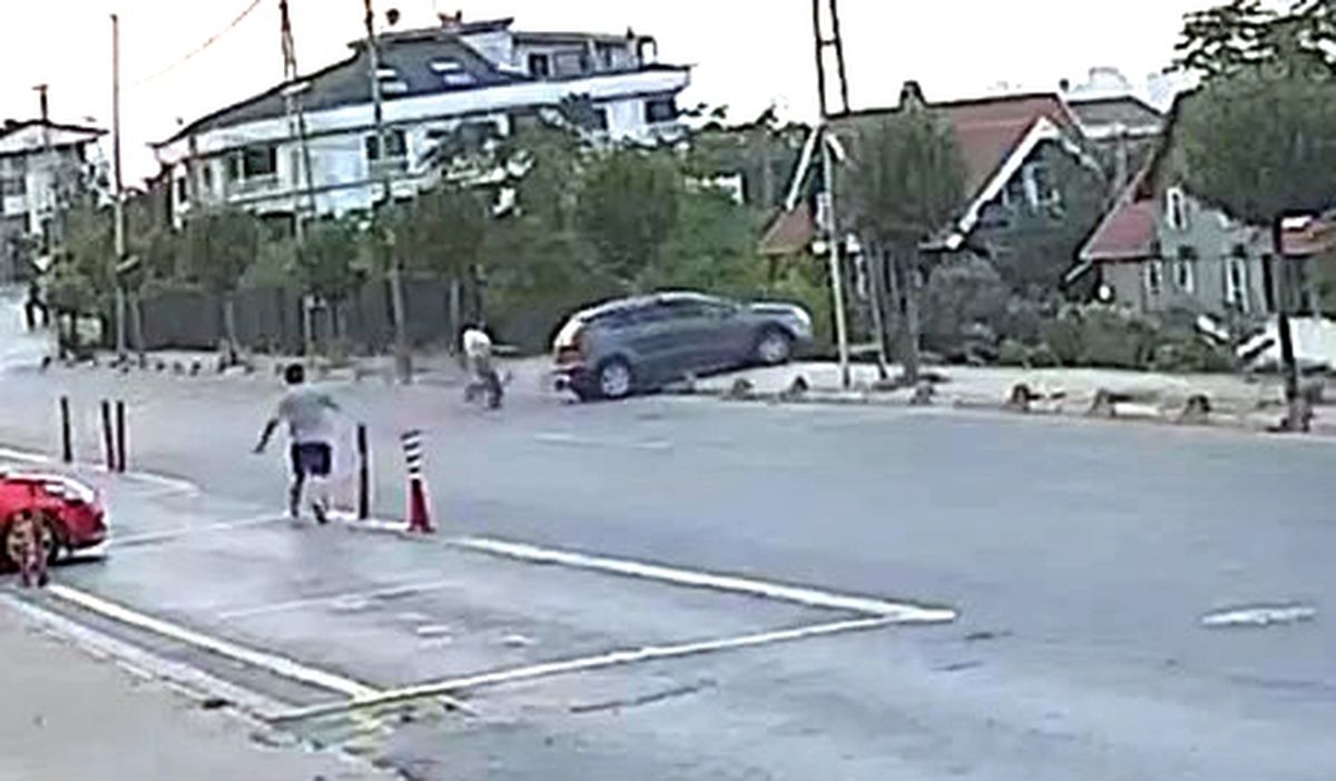 Avcılar'da sürücü eğitim alanında park etmek isterken fren yerine gaza bastı; boş araziye uçtu