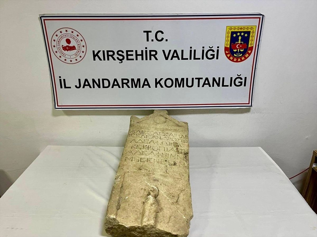 Kırşehir'de Roma dönemine ait mezar taşı ele geçirildi