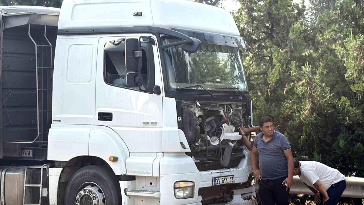 Tır, hafif ticari araca çarptı: 2 ölü, 2 yaralı