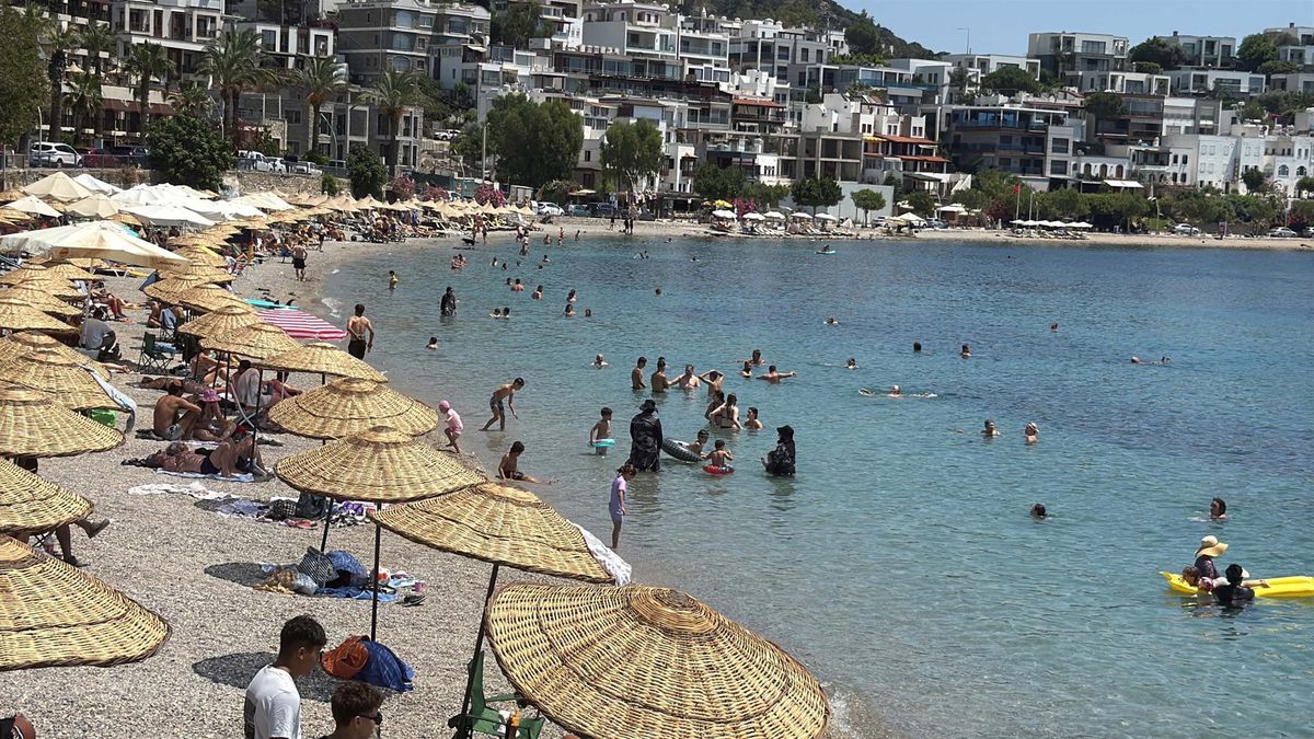 Bodrum'da sahiller doldu, tatilciler denize girdi