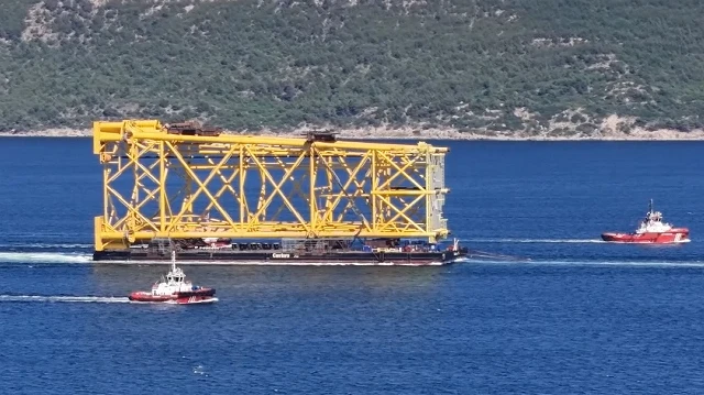 Dev sondaj platformu iskelesi Çanakkale Boğazı'ndan geçti