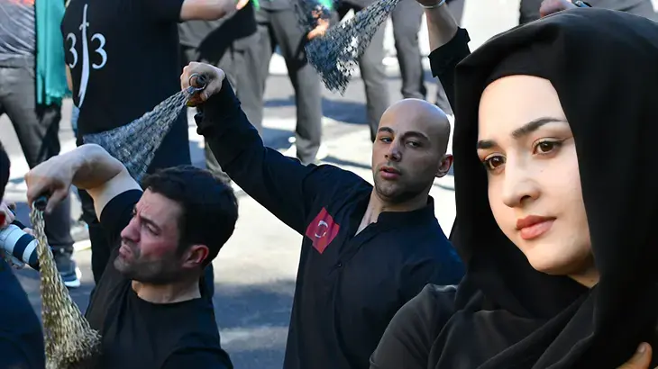 Kerbela için gözyaşı: Kadınlar siyah giydi, erkekler kendilerini zincire vurdu