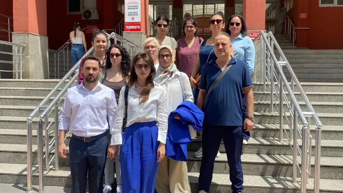 AVM'deki taciz skandalında pişkin savunma! 'Telefon kabinin önüne düştü'