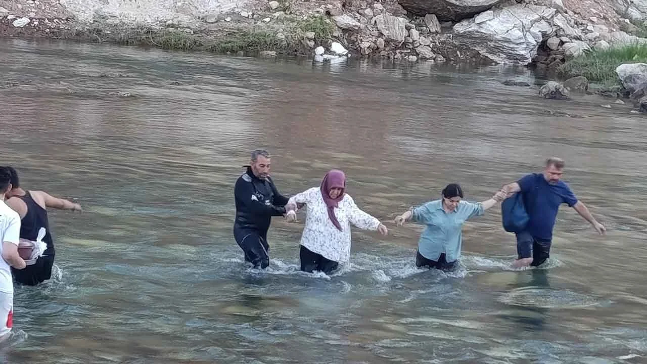 Kezer Çayı'nda can pazarı! Su seviyesi aniden yükseldi piknikçiler ölümden döndü!