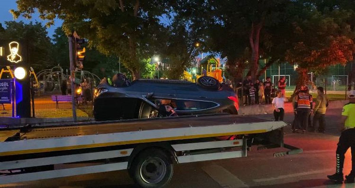 BAKIRKÖY'DE OTOMOBİL KALDIRIMA ÇIKTI, ARACA ÇARPTI: 2 YARALI