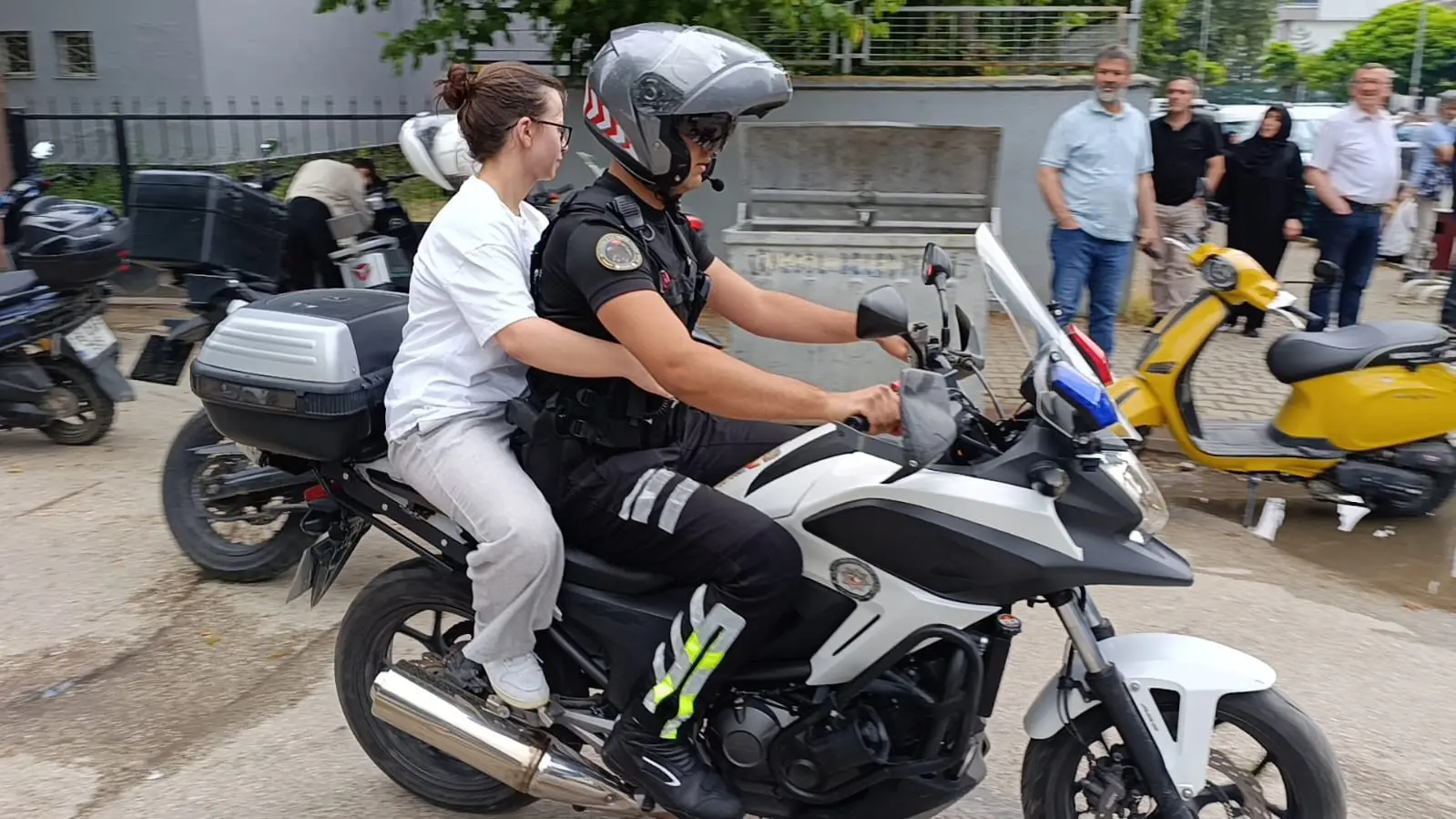YKS maratonunda zamanla yarış! Öğrencilerin imdadına polis ekipleri yetişti