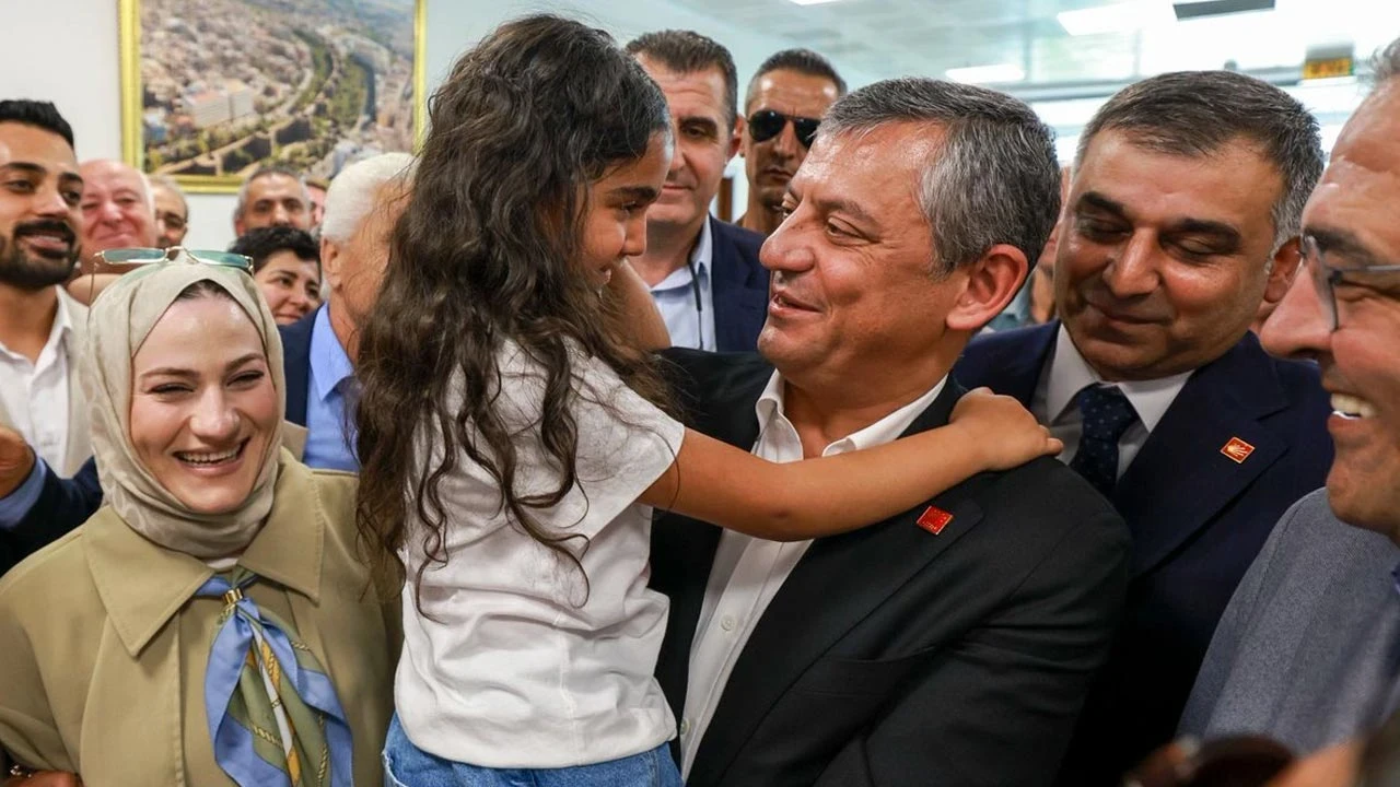 Özgür Özel Diyarbakır'da: Demirtaş'ın Selamları Başımızın Gözümüzün Üstündedir